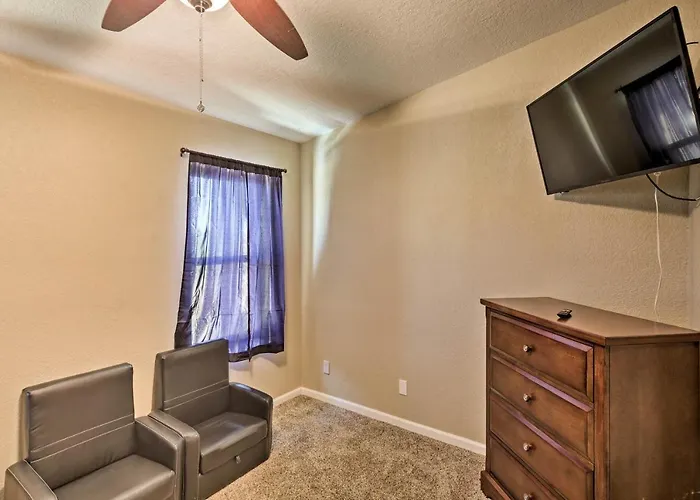 Near Marina: W/ Pool & Views In Havasu! Hébergement de vacances *
