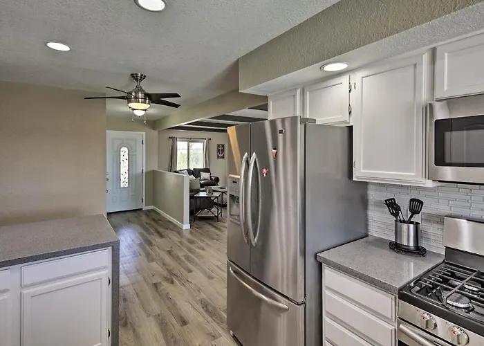 Near Marina: W/ Pool & Views In Havasu! Hébergement de vacances *