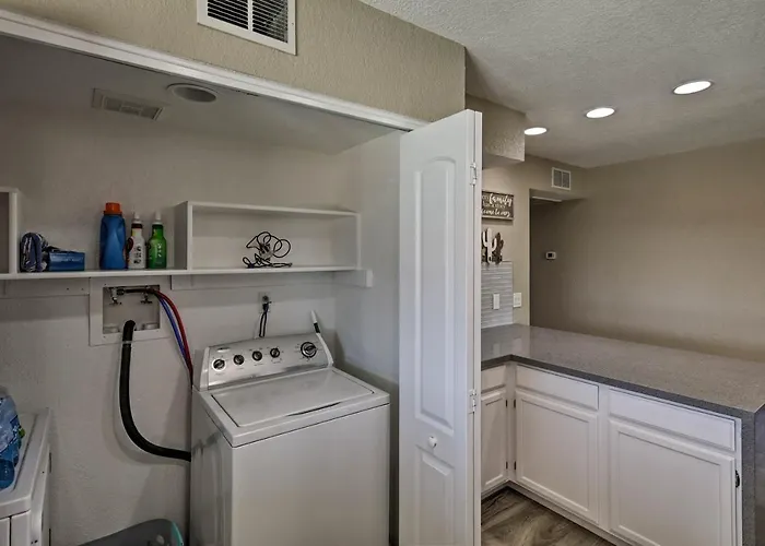 Near Marina: W/ Pool & Views In Havasu! Hébergement de vacances Lake Havasu City
