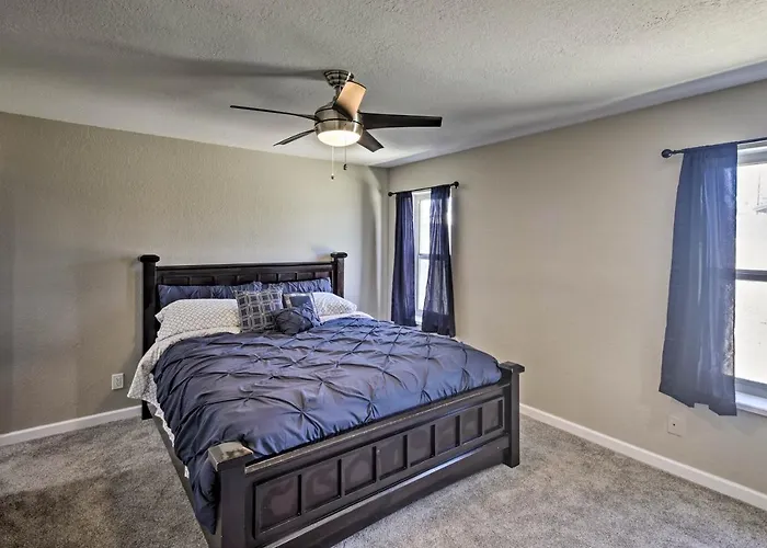 Near Marina: W/ Pool & Views In Havasu! Hébergement de vacances *